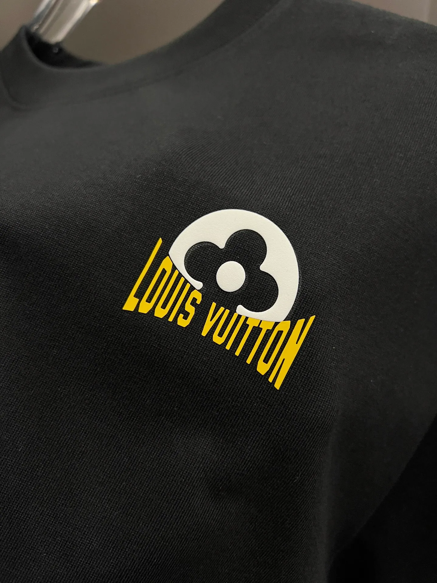 🅿️190 1v Louis* 2025 autumn and winter new style, classic letter three-dimensional foam printing technology design, high-end version! Highly breathable and comfortable, customized double yarn plain cotton fabric. Short-sleeved T-shirt. Same style for men and women. Sizes S M L XL XXL Five sizes black white